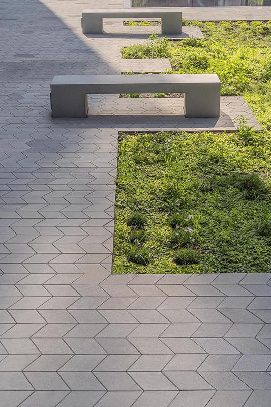 Commercial paver Diamond Smooth pavé 2022 C A114 Humaniti Hotel Montreal R A P08038 H D R